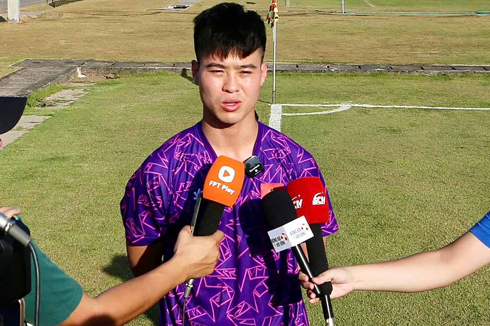 Captain Do Duy Manh was interviewed during the afternoon training session of the Vietnam national team on December 7. Photo: Minh Dan
