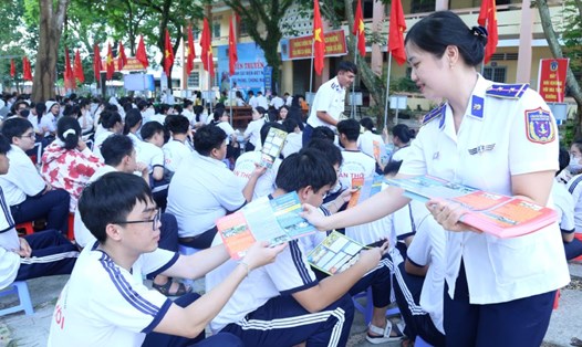 Các em học sinh Trường THPT An Thới (TP Phú Quốc) hào hứng tham gia buổi tuyên truyền. Ảnh: Đức Thái