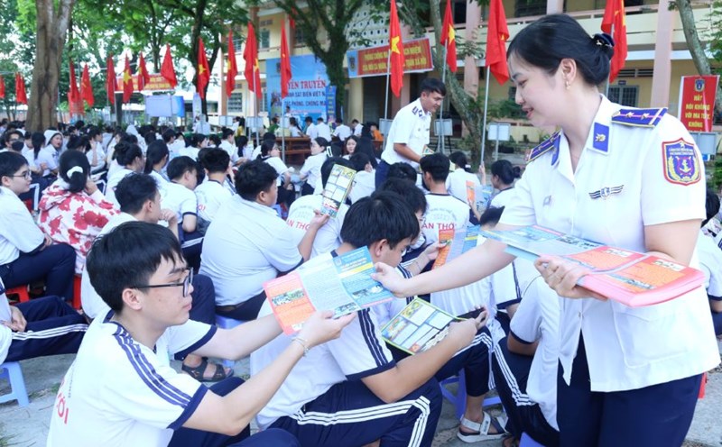 Students of An Thoi High School (Phu Quoc City) enthusiastically participated in the propaganda session. Photo: Duc Thai