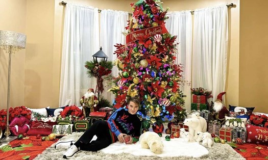 Đàm Vĩnh Hưng trang trí giáng sinh. Ảnh: Nghệ sĩ cung cấp.