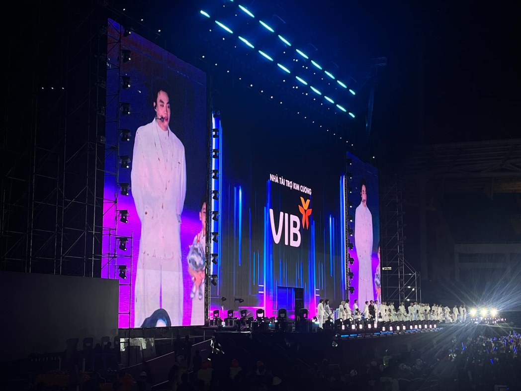 Negav reappeared in the Anh trai say hi music night in Hanoi. Photo: Huyen Chi