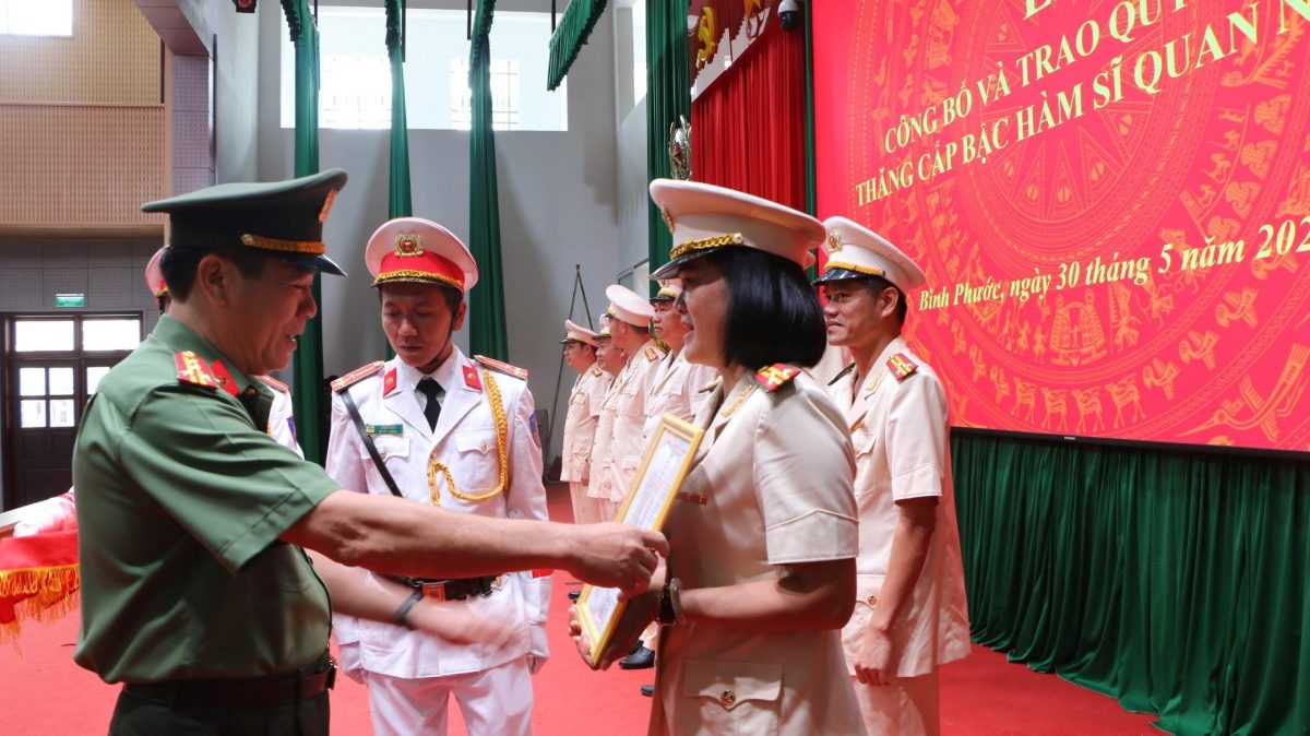 The Law amending and supplementing a number of articles of the Law on People's Army Officers has stipulated the highest ranks for positions and titles of police officers. Illustrative photo: congan.binhphuoc.gov.vn