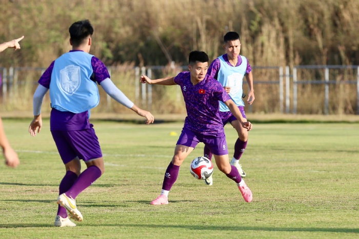 Thoi diem dien ra buoi tap, nhiet do tai Vientiane (Lao) roi vao khoang 28-30 do C. Tuy nhien, thoi tiet khong nang gat va toan doi deu hoan thanh yeu cau chuyen mon.