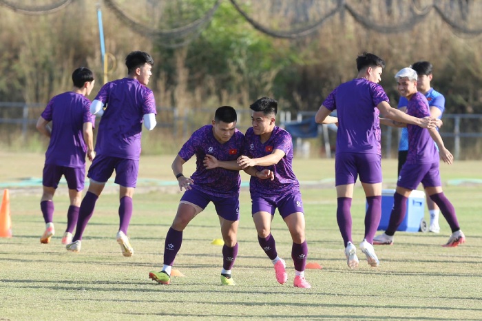 Dieu dang khen la cac cau thu hoa nhap rat nhanh voi thoi tiet dia phuong. Truoc do, toan doi vua tra qua 10 ngay tap huan tai Han Quoc voi thoi tiet lanh buot, sau do di chuyen ve Phu Tho (Viet Nam) 2 ngay voi muc nhiet do khoang 18-24 do C