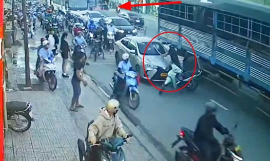 Hình ảnh người đàn ông đập phá xe ô tô sau va chạm giao thông. Ảnh cắt từ clip