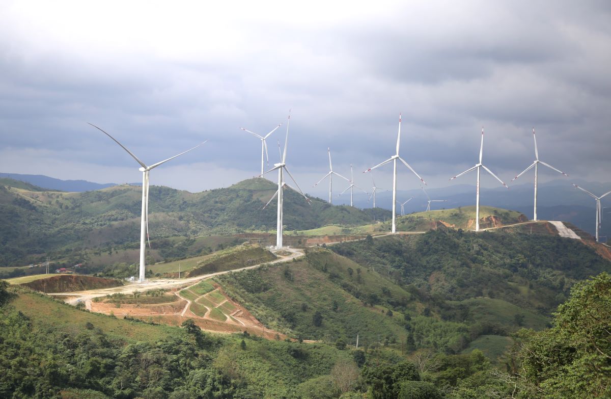 Among the energy projects, many wind power projects in the mountainous district of Quang Tri province have come into operation. Photo: Hung Tho.