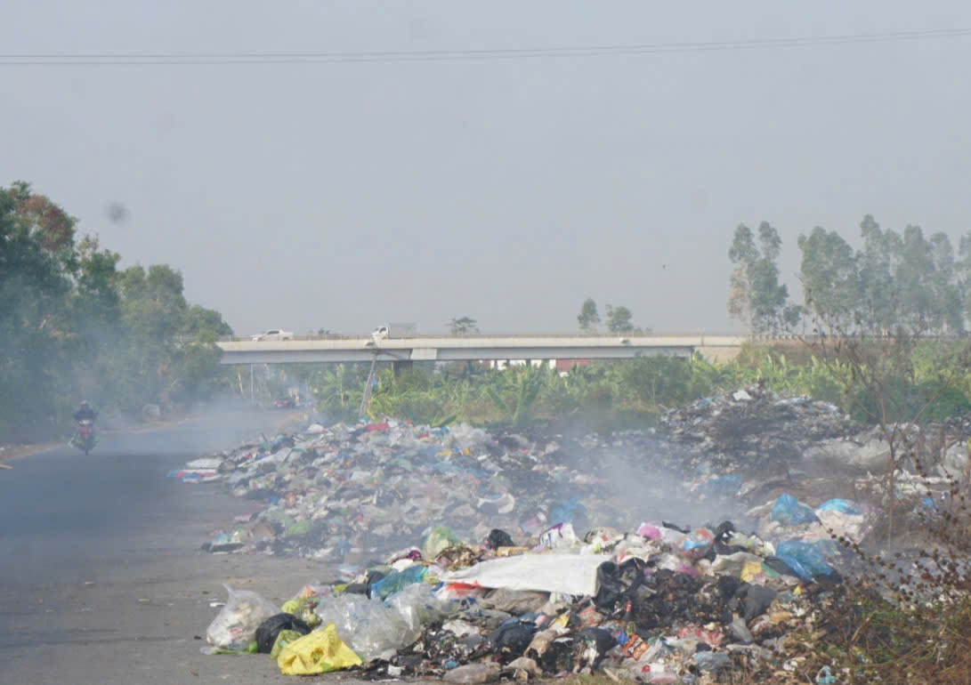 Bãi rác tại xã Kỳ Sơn, huyện Tứ Kỳ, Hải Dương quá tải, rác bị đốt mù mịt. Ảnh: Công Hòa