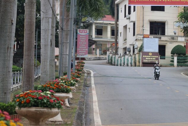 Cong tac bao ve moi truong o huyen vung cao Da Bac duoc thuc hien duoi nhieu hinh thuc.  Anh: Dang Tinh.