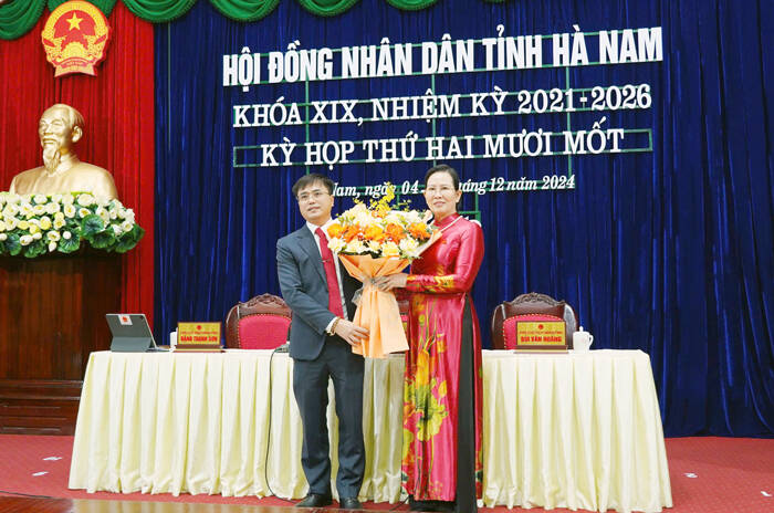 Secretary of the Provincial Party Committee, Chairwoman of the People's Council of Ha Nam province Le Thi Thuy presented flowers to congratulate Mr. Bui Van Hoang on being assigned a new task by the Standing Committee of the Provincial Party Committee. Photo: People's Committee of Ha Nam province