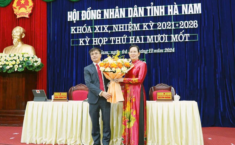 Secretary of the Provincial Party Committee, Chairwoman of the People's Council of Ha Nam province Le Thi Thuy presented flowers to congratulate Mr. Bui Van Hoang on being assigned a new task by the Standing Committee of the Provincial Party Committee. Photo: People's Committee of Ha Nam province