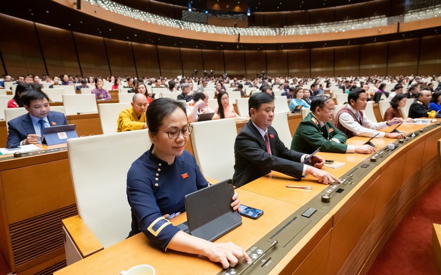 According to the National Assembly's resolution, it allows expanding the scope of using accumulated resources for salary reform. Photo: Quochoi.vn