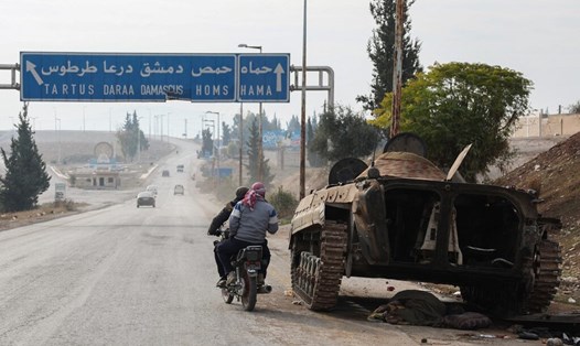 Phương tiện của chính phủ Syria ở tỉnh Hama ngày 7.12. Ảnh: AFP