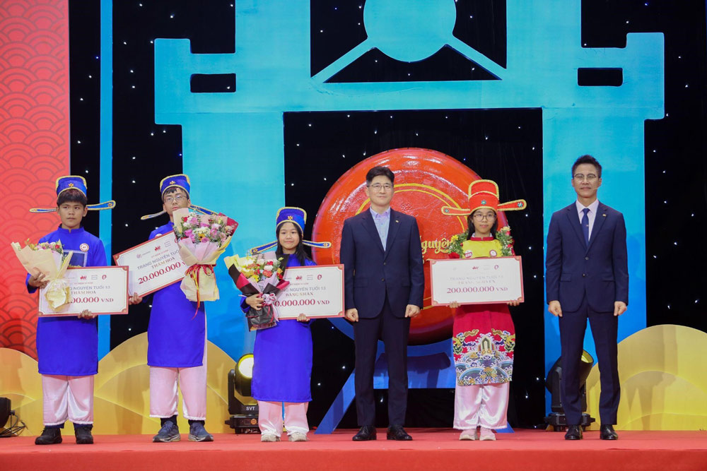 Contestant Hoang Anh Thu, Co Nhue 2 Secondary School, excellently became the champion of this year's competition. Photo: Provided by DN