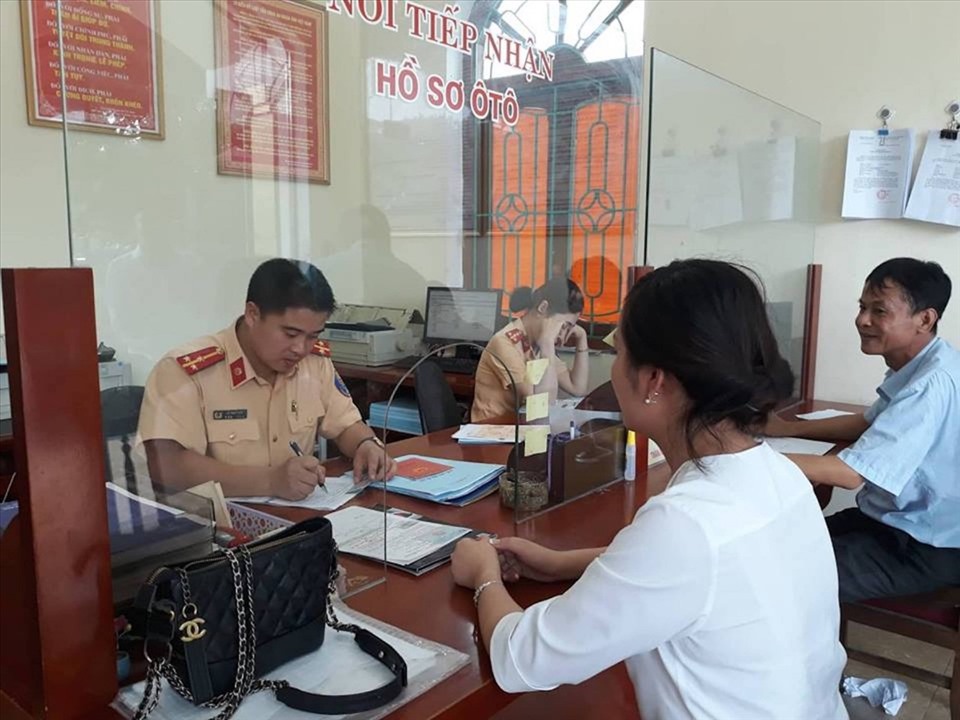 People can register their motorbikes at the commune police station. Photo: Ho Thao