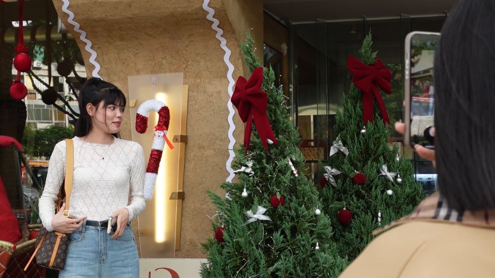 Da Nang youth check-in, welcome Christmas early. Photo: Tran Thi