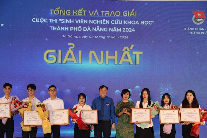 Trao giai Cuoc thi “Sinh vien nghien cuu khoa hoc” thanh pho Da Nang nam 2024. Anh: Nguyen Linh