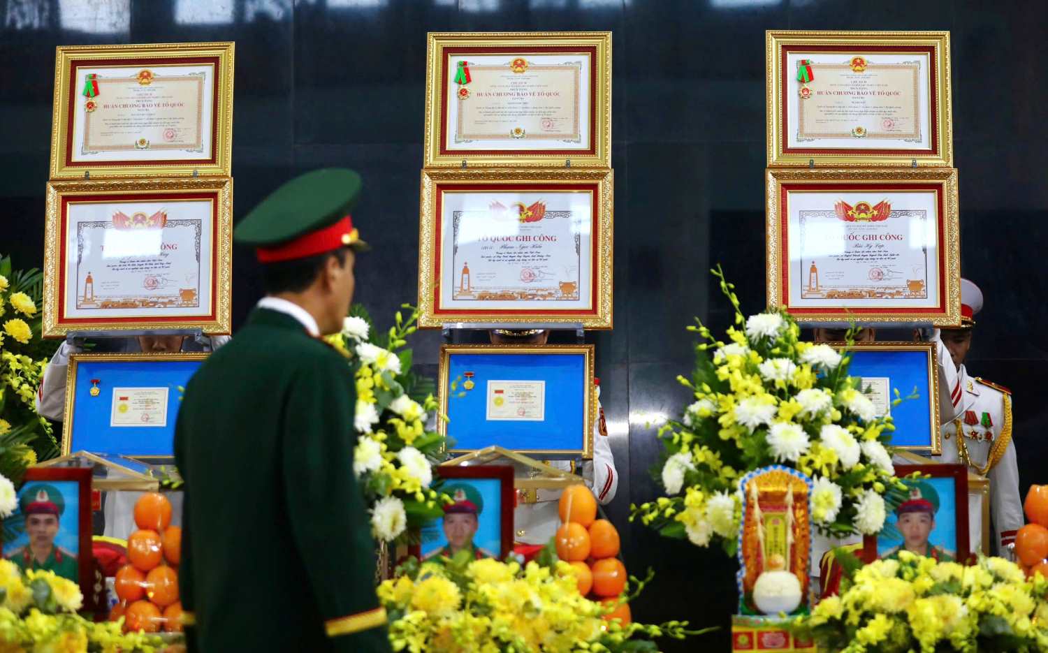 On the morning of December 8, a memorial service was held for 12 martyrs of Military Region 7 who died during a defense exercise. Photo: Anh Tu