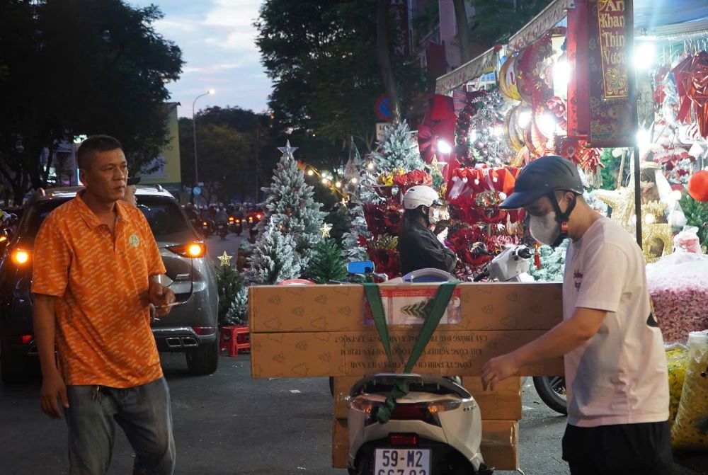 Plastic pine trees are an item chosen by many people during Christmas 2024. Photo: Nguyen Chan