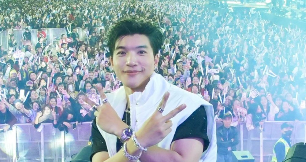 HIEUTHUHAI takes photos with thousands of spectators. Photo: Producer