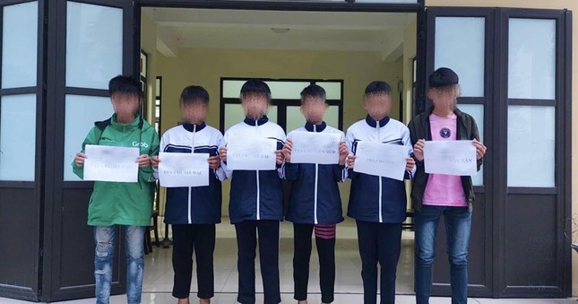 Teenagers holding knives to resolve conflicts. Photo: Hoa Binh Police