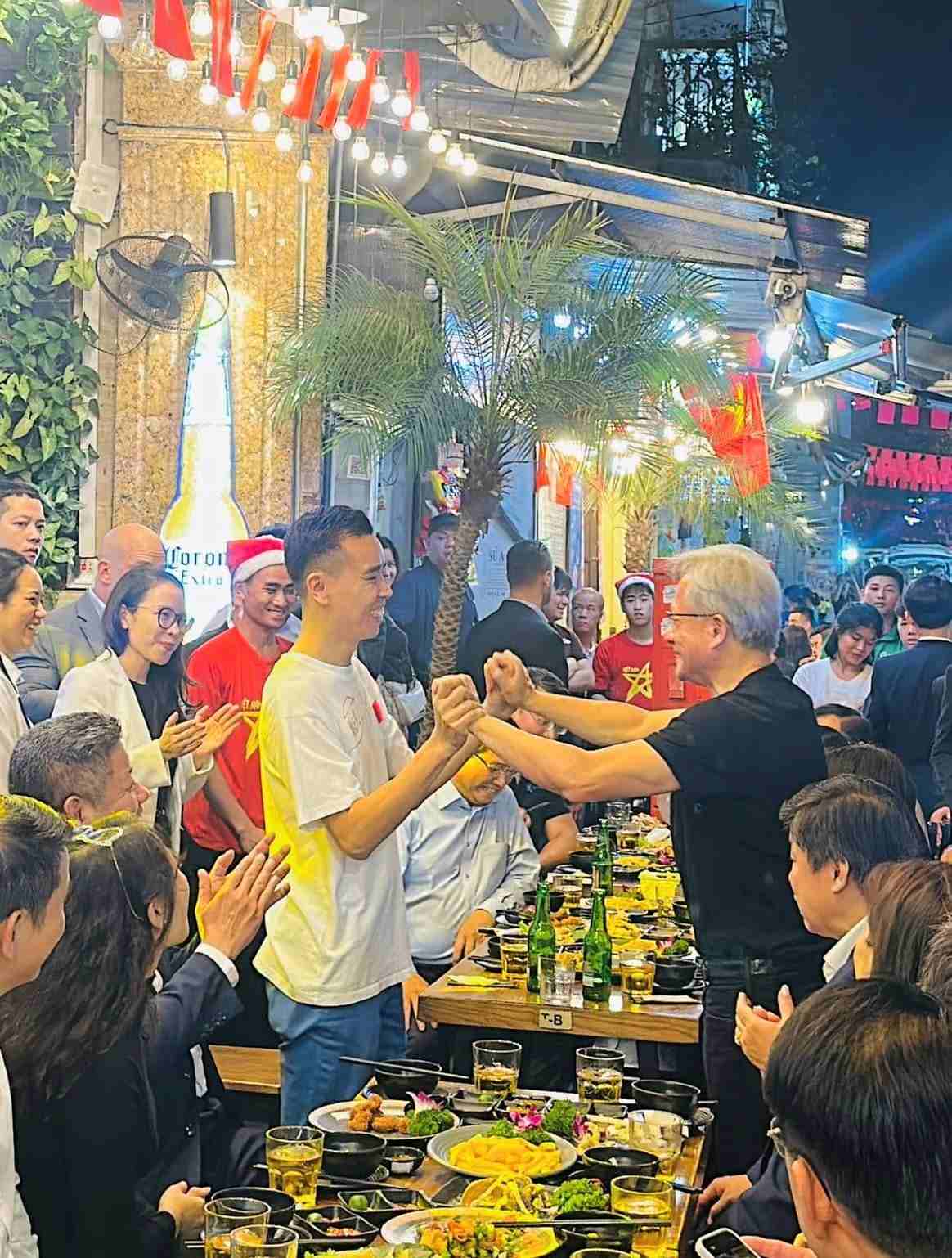 The owner of Ta Hien Street Beer Shop was delighted to welcome billionaire Nvidia. Photo: Nguyen Duc Huy
