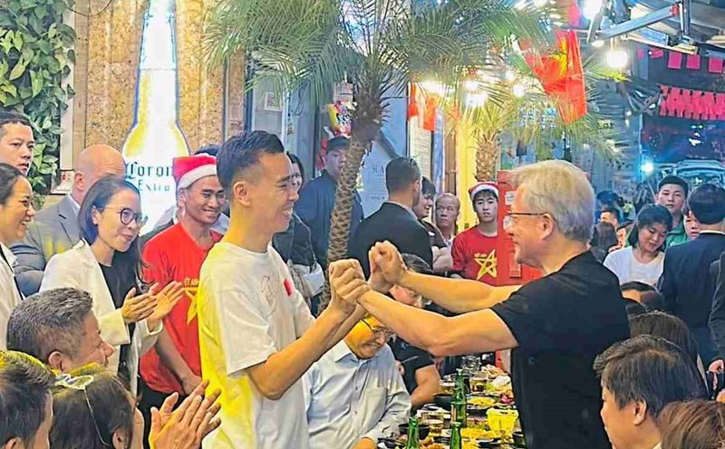 The owner of Ta Hien Street Beer Shop was delighted to welcome billionaire Nvidia. Photo: Nguyen Duc Huy