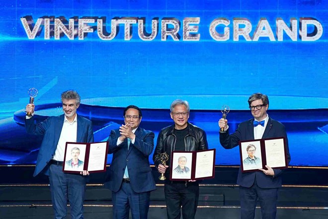 Prime Minister Pham Minh Chinh presents the VinFuture Prize 2024 to five scientists. Photo: VinFuture