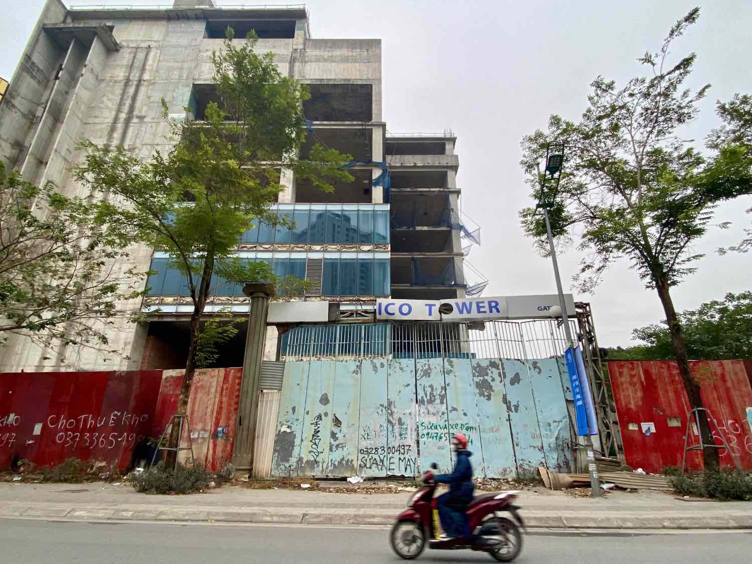 Hơn 1 thập kỷ trôi qua, dự án xây dựng siêu tháp vẫn bất động trên đường Phạm Văn Đồng (Hà Nội). Ảnh: Nhật Minh