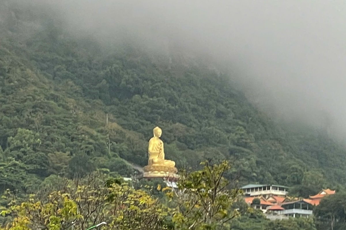 In addition to strong winds and big waves at sea, many places in Ba Ria - Vung Tau experienced dense fog in the early morning. Photo: Toan Pham