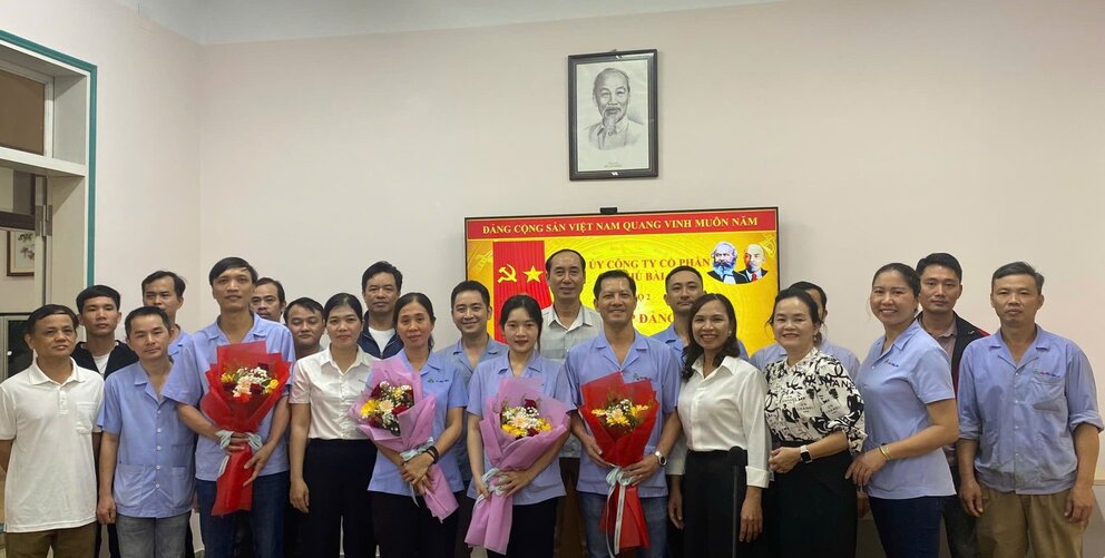 Party admission ceremony in 2024 organized by Phu Bai Fiber Joint Stock Company Party Committee. Photo: Party Cell