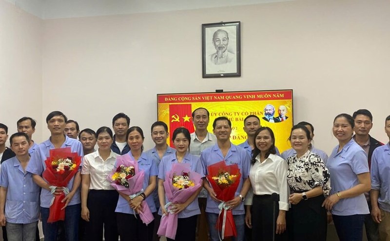 Party admission ceremony in 2024 organized by Phu Bai Fiber Joint Stock Company Party Committee. Photo: Party Cell