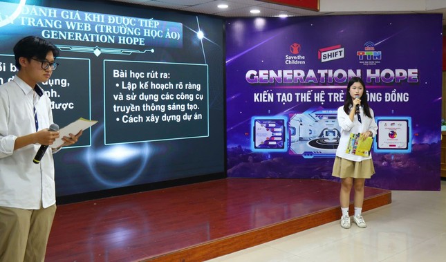 Nhom hoc sinh trinh bay du an thu nghiem ung dung Generation Hope. Anh: Ai Van