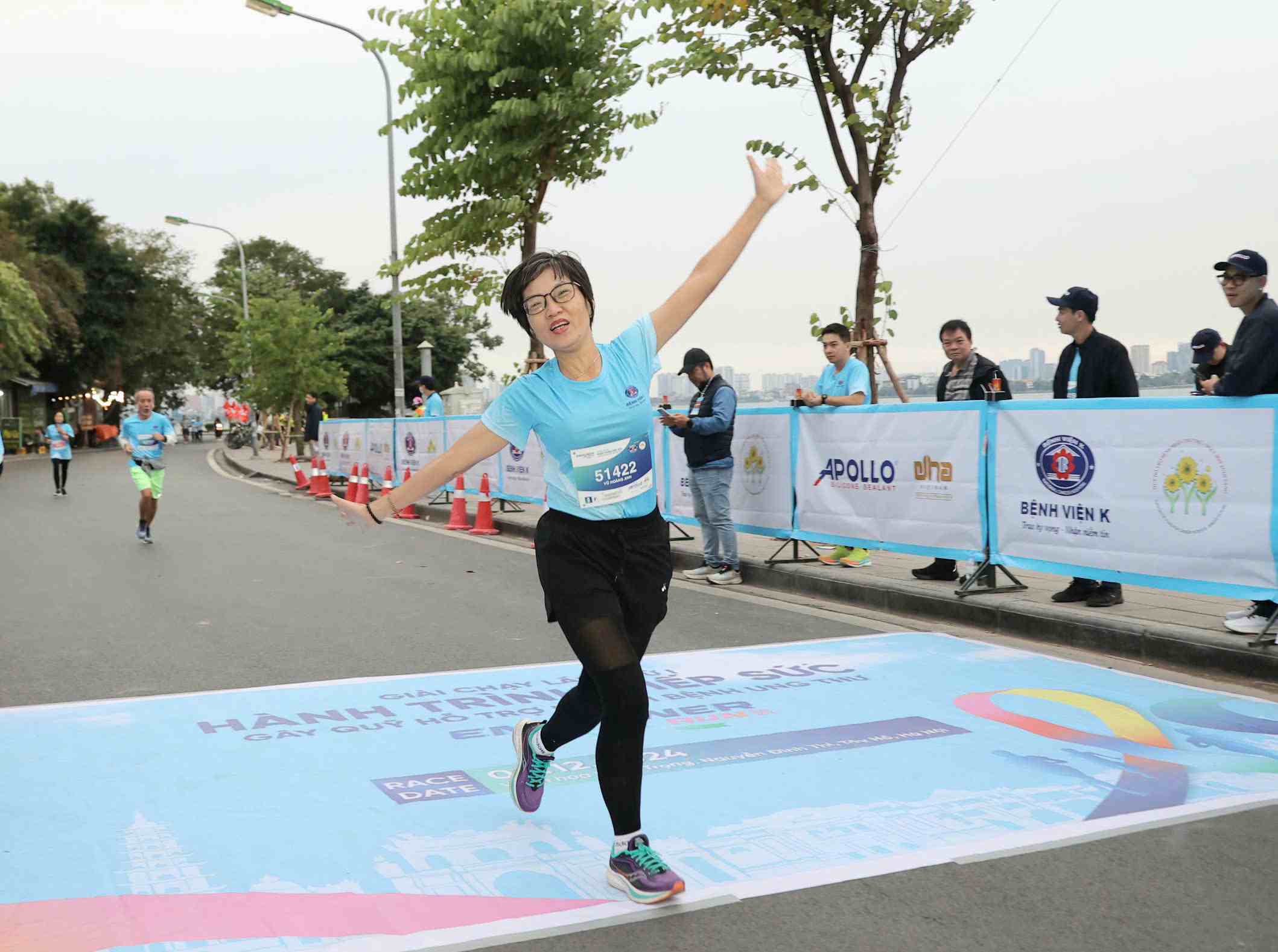 Ms. Vu Hoang Anh, who has been treated for breast cancer for 3 years, was excited to participate in the race. Photo: Tran Ha