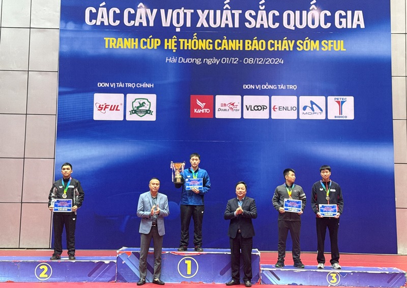 Ban To chuc trao giai cho cac tay vot xuat sac noi dung don nam