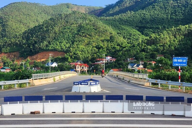 Nguoi dan dang su dung cay cau tren tuyen duong du an nay de luu thong thay cau Luong Nha gioi han phuong tien do hu hong, xuong cap. Anh: To Cong.