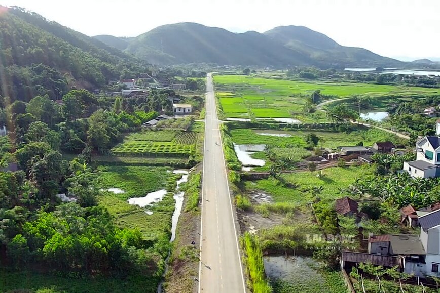 Toan canh tuyen duong doan qua xa Luong Nha, huyen Thanh Son. Anh: To Cong.