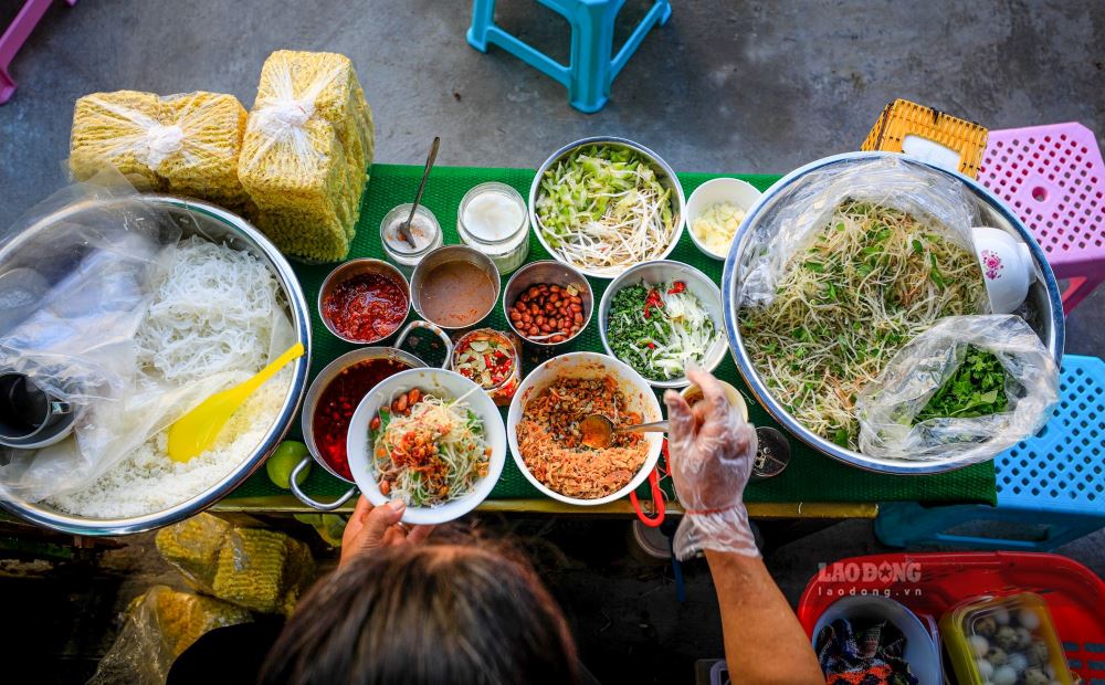 Bun hen, com hen hay cac mon an duoc che bien co hen la nhung mon am thuc dan gian luon duoc du khach ua tich moi lan toi Hue.