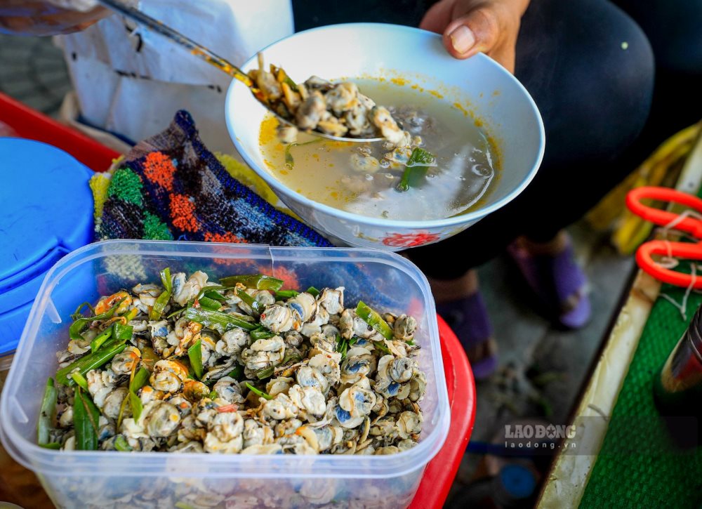 Noi la “thu phu” boi vi khu vuc con Hen co dong song Huong chay qua, it phu sa va it phen, co lop bun sau duoi day, tao moi truong sinh truong hoan hao cua loai hen. Do do, hen o con Hen thit ngot hon nhung noi khac.