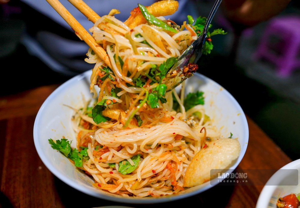 Nhieu nguoi chuyen an am thuc tu con hen deu khang dinh rang, hen ngon nhat la bat o song Huong, quanh con Hen, khu vuc cho Dong Ba, cau Truong Tien...The nhung nhieu nam nay, so luong hen o nhung noi nay sut giam, cac hang quan doi khi phai nhap hen tu pha Tam Giang.