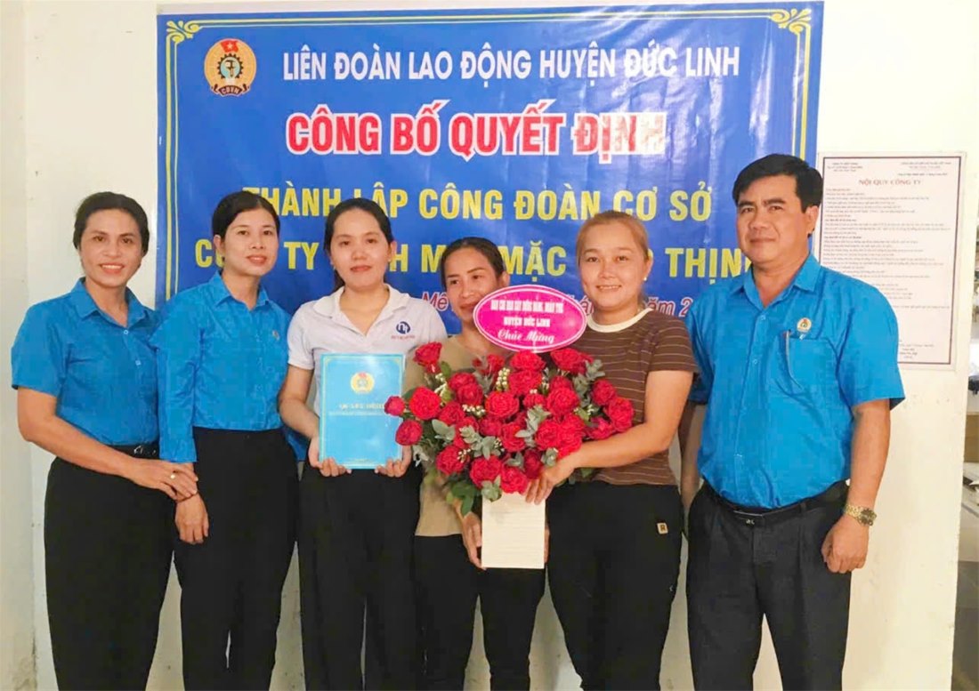 Chu tich LDLD huyen Duc Linh trao quyet dinh thanh lap CDCS va ket nap doan vien. Anh: Thien Linh