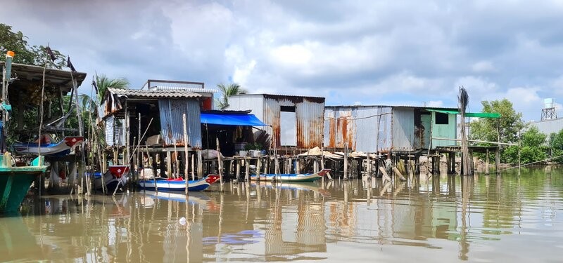 Many people in Ca Mau have the habit of building temporary houses along the river to live. Photo: Nhat Ho