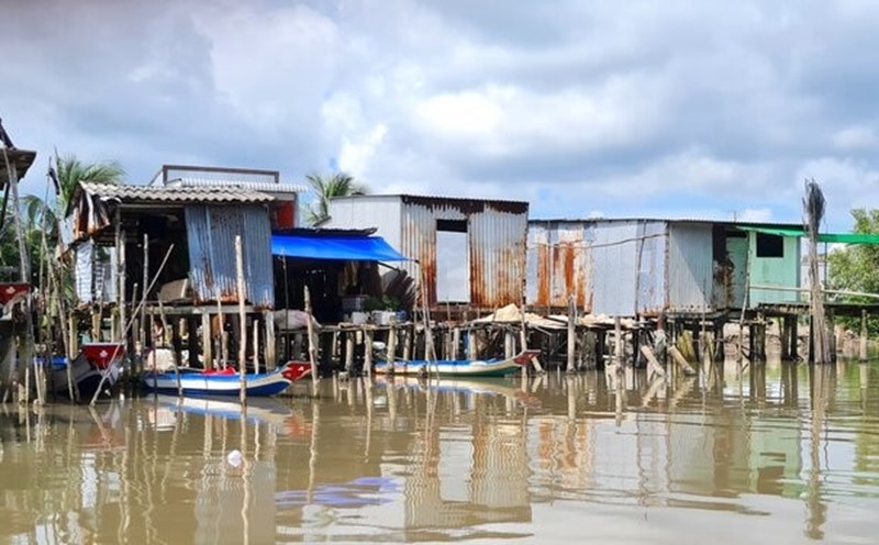 Many people in Ca Mau have the habit of building temporary houses along the river to live. Photo: Nhat Ho