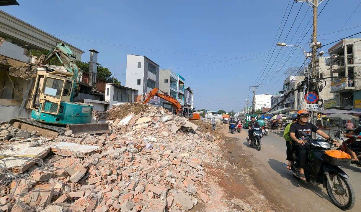 Thoi gian thi cong keo dai khien viec sinh hoat, di lai cua nhung ho dan song tren tuyen duong Duong Quang Ham tro nen bat tien vi khong co duong ra vao.  