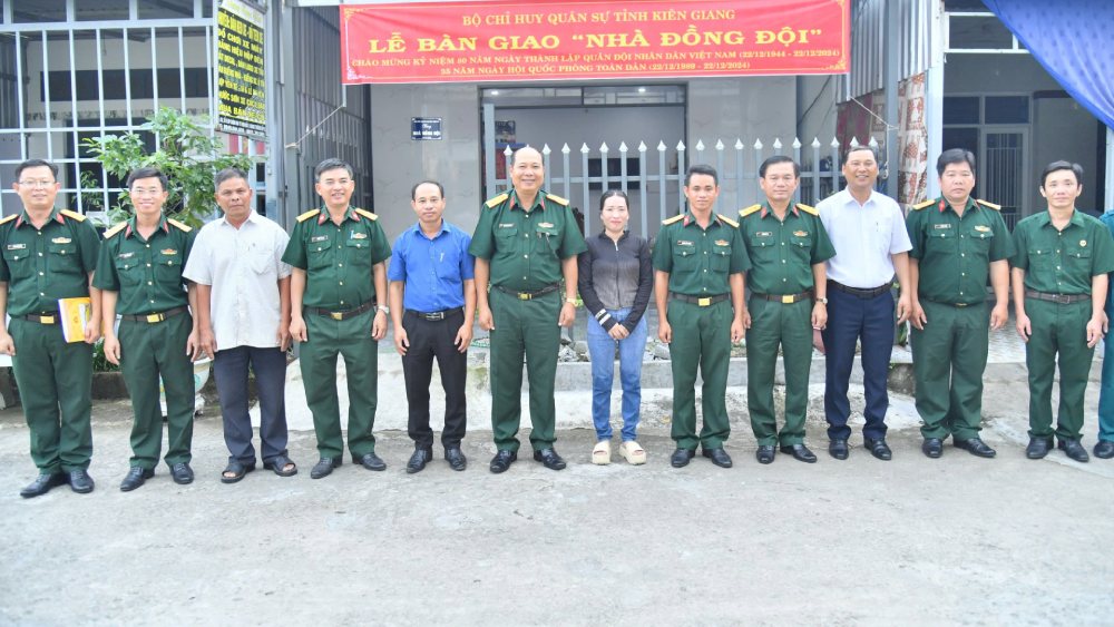 Kien Giang Provincial Military Command hands over solidarity house and comrade house. Photo: Phuong Vu