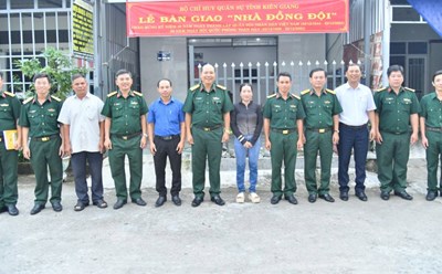 Kien Giang Provincial Military Command hands over solidarity house and comrade house. Photo: Phuong Vu