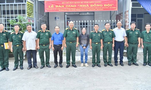 Bộ CHQS tỉnh Kiên Giang bàn giao nhà đại đoàn kết, nhà đồng đội. Ảnh: Phương Vũ