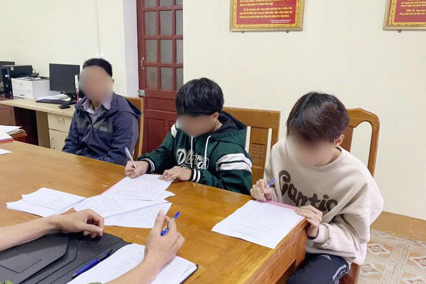 Police summoned and promptly stopped the subjects who were preparing to fight. Photo: Ha Tinh Police