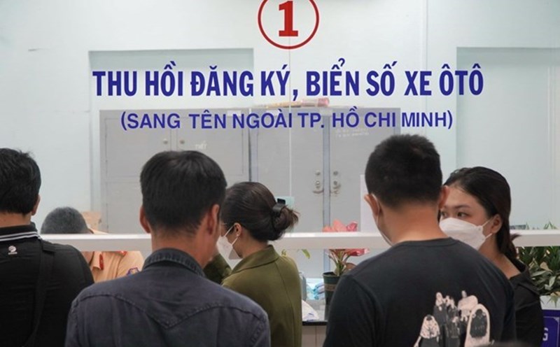 People come to do vehicle registration procedures. Photo: Chan Phuc