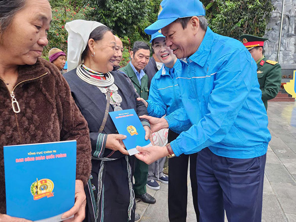 Vice President of the Vietnam General Confederation of Labor Huynh Thanh Xuan presents gifts to policy families. Photo: Tan Van