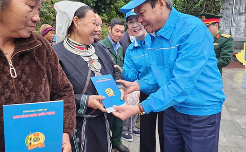 Vice President of the Vietnam General Confederation of Labor Huynh Thanh Xuan presents gifts to policy families. Photo: Tan Van